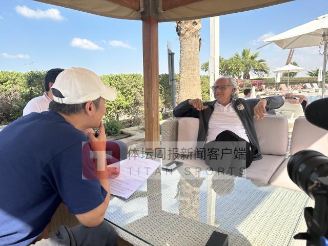 1704891990491094676.jpg 塔吉克队主帅接受采访.jpg