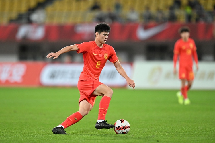 Kaiyun开云中国官网-媒体人：陈泽仕是这届国青最好的中场，身材高大而且全能